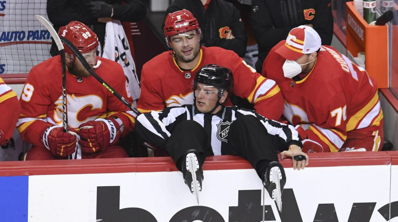 Spēles līnījtiesnesis Kalgari "Flames" komandas soliņā. Foto: Candice Ward/USA Today Sports/Scanpix