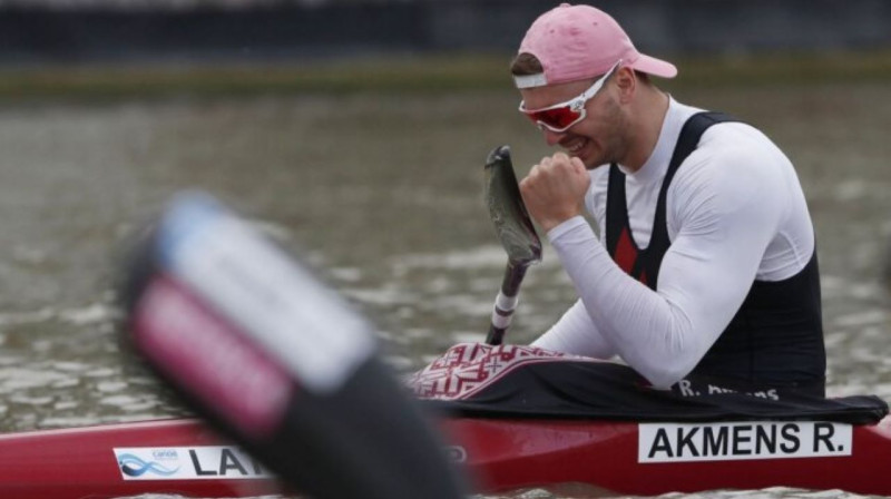 Ļoti gandarīts un laimīgs par paveikto ir Roberts Akmens. Foto: Reuters/Scanpix/LETA