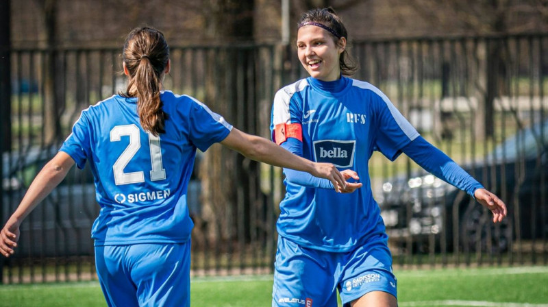 "Rīgas Futbola skolas" futbolistes svin vārtu guvumu. Foto: Rīgas Futbola skola