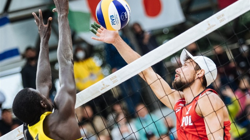 Bartošs Losjaks pret Čerifu pie tīkla. Foto: FIVB