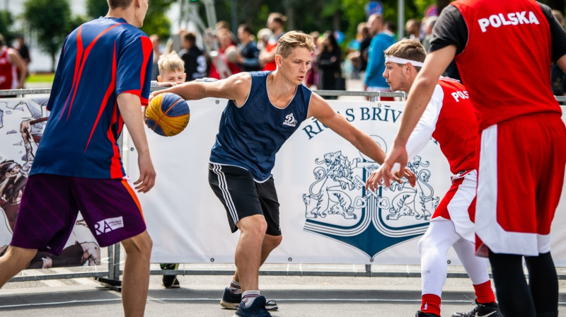 Toms Upe (ar bumbu) "Ghetto Basket" Rēzeknē. Foto: ghetto.lv