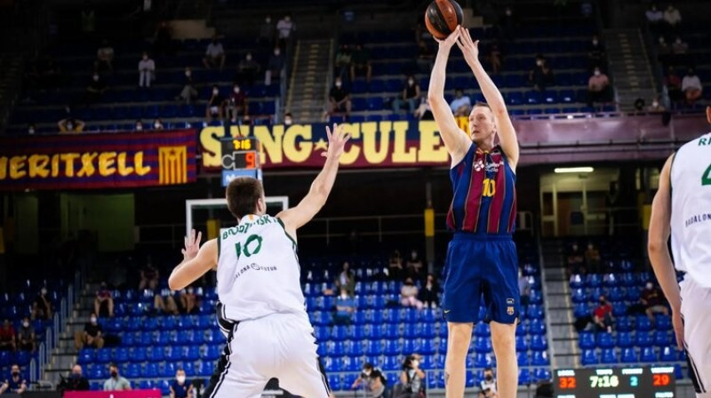 Rolands Šmits izpilda metienu. Foto: Sara Gordon/Barcelona Basquet