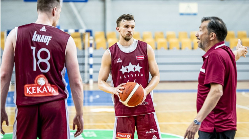 Luka Banki un Latvijas izlases kandidāti. Foto: basket.lv