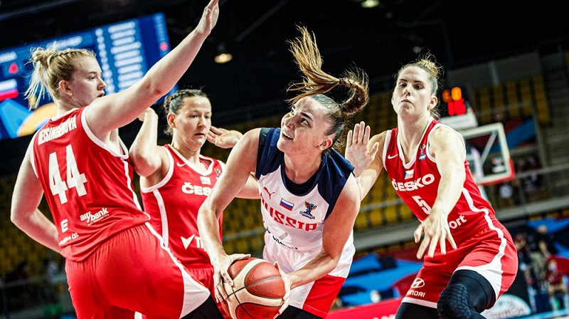 Marija Vadejeva čehu spēlētāju ielenkumā. Foto: FIBA