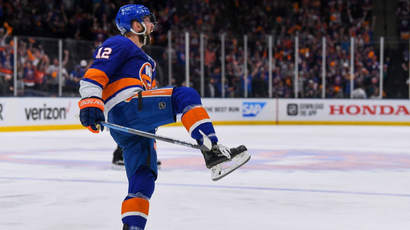 Ņujorkas "Islanders" hokejists Džošs Beilijs svin vārtu guvumu. Foto: Dennis Schneidler/USA Today Sports/Scanpix