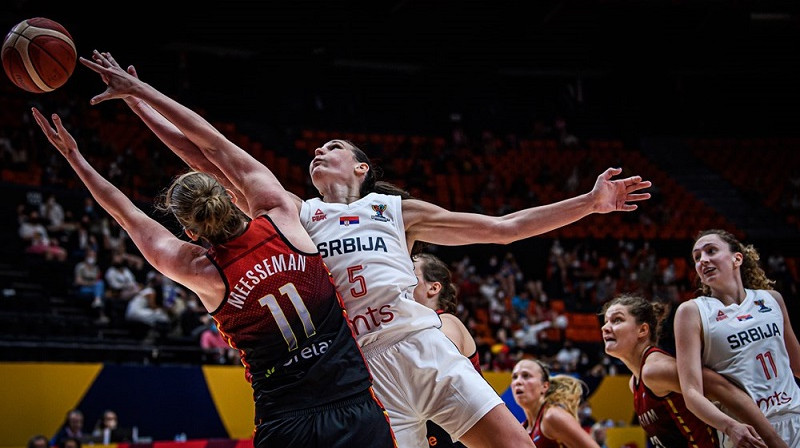 Emma Mēsemana cīņā ar Sonju Vasiču. Foto: FIBA