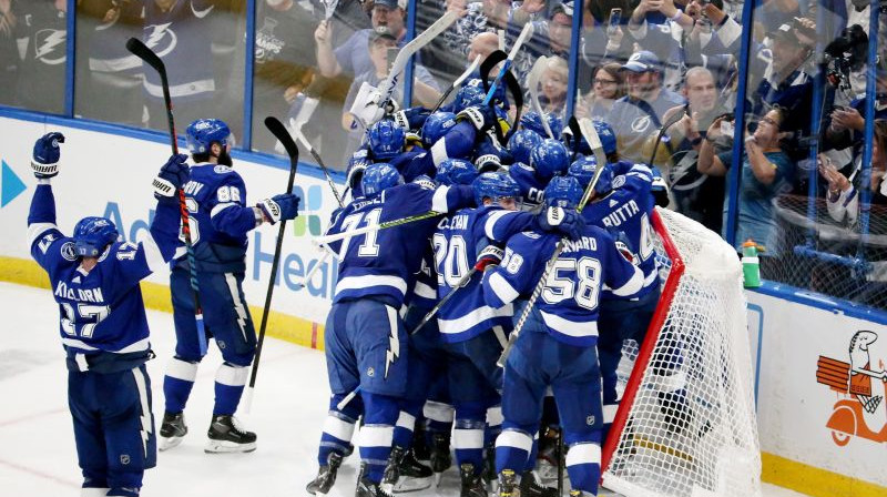 "Lightning" hokejisti svin iekļūšanu NHL finālā. Foto: USA Sports Today/Scanpix