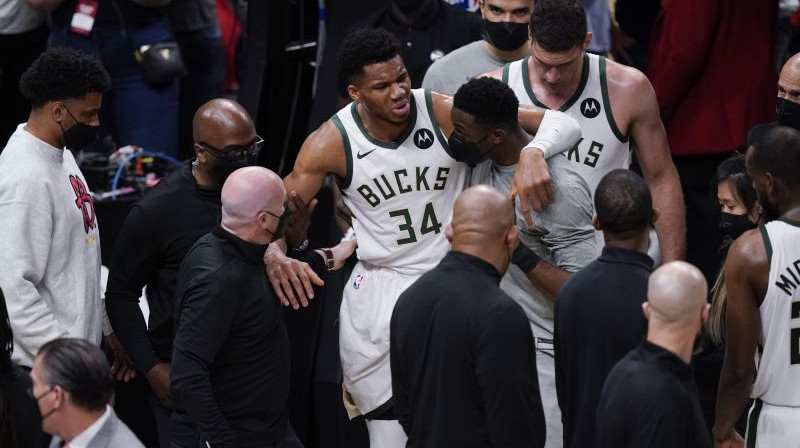 Jannis Adetokunbo (centrā). Foto: AP/Scanpix