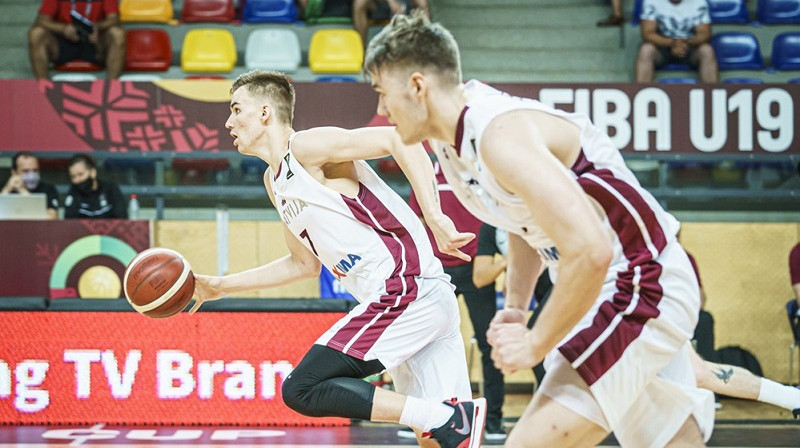 Rodijs Mačoha (ar bumbu) dodas uzbrukumā. Foto: Romāns Kokšarovs, f64