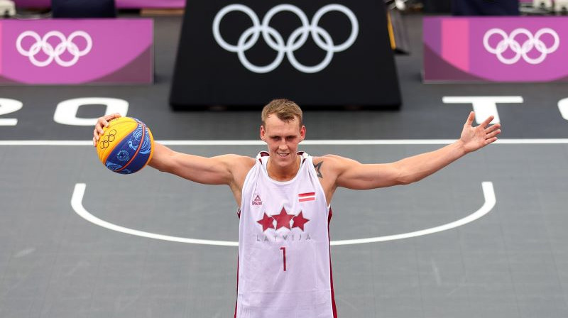 Latvijas 3x3 basketbola izlases spēlētājs Nauris Miezis olimpisko spēļu mājvietā Tokijā. Foto: Reuters/Scanpix