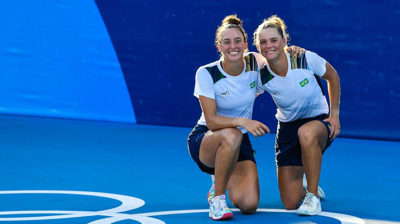 Luisa Stefani un Laura Pigosi: pirmā tenisa medaļa Brazīlijas vēsturē. Foto: AFP/Scanpix