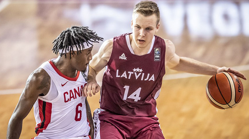 Ojārs Bērziņš Latvijas U19 izlases sastāvā Pasaules kausa izcīņā. Foto: FIBA