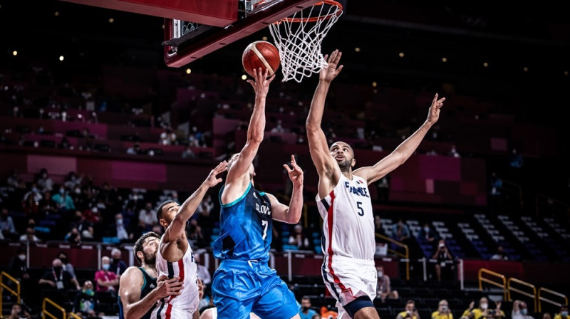 Nikolā Batums bloķē Klemena Prepeliča potenciālo uzvaras metienu. Foto: FIBA