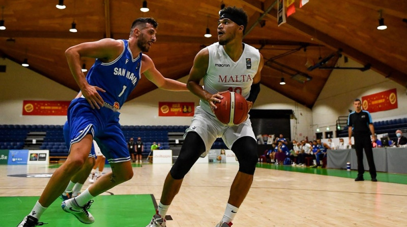 Maltas izlases basketbolists Tevins Falzons ar bumbu. Foto: FIBA