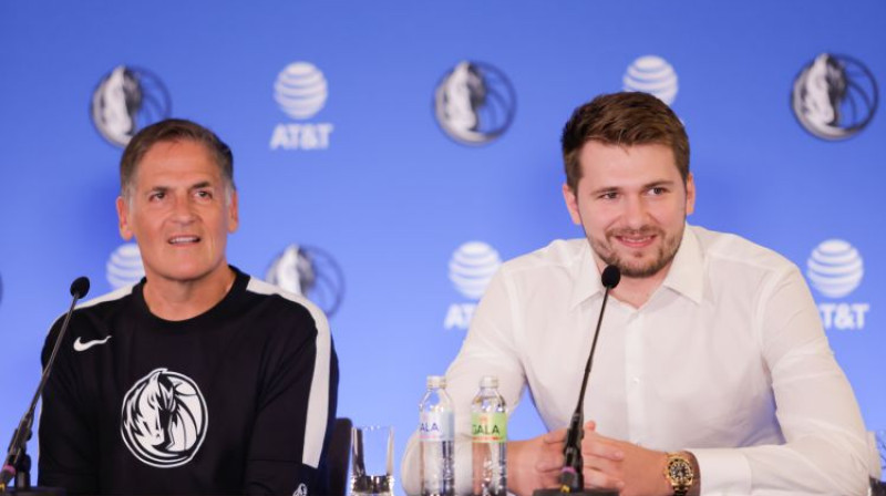 Marks Kjūbans un Luka Dončičs. Foto: Zumapress.com/Scanpix