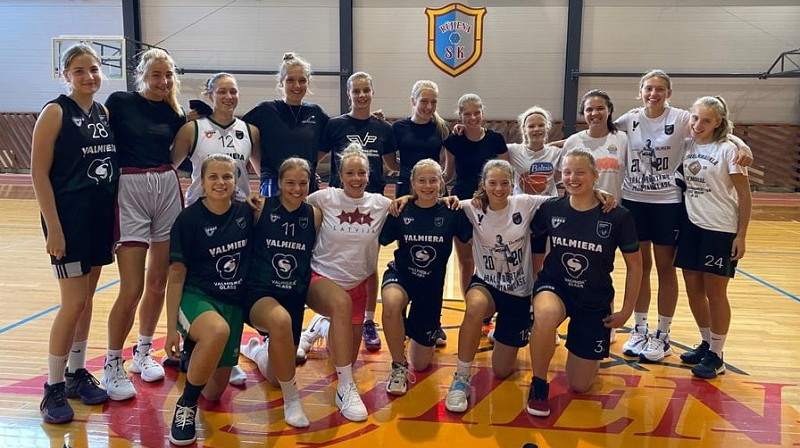 Valmieras meitenes un Latvijas valstsvienības spēlētāja Ilze Jākobsone. Foto: Bertānu Valmieras basketbola skola