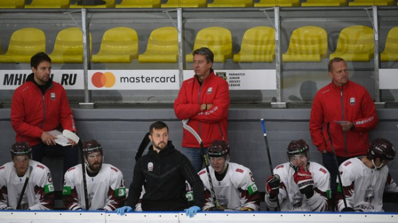 Harijs Vītoliņš (vidū) ar saviem palīgiem. Foto: LHF