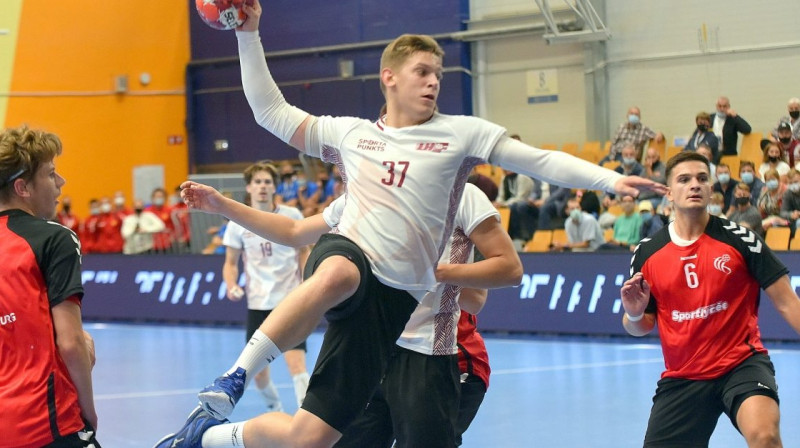 Latvijas U19 izlases līderis Endijs Kušners izdara metienu. Foto: handball.lv