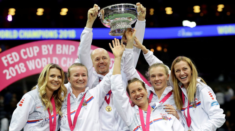 Čehijas izlase 2018. gadā "O2" arēnā Prāgā līksmo par "Fed Cup" triumfu. Foto: Reuters/Scanpix