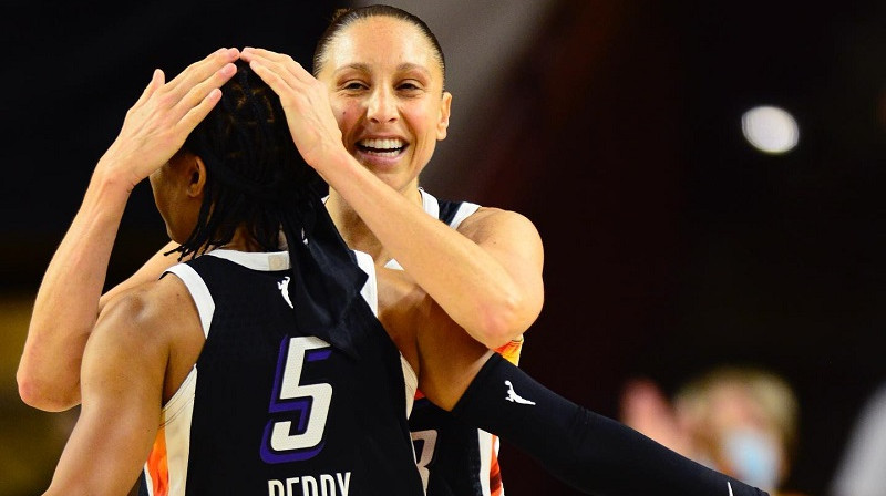 Daiana Taurasi un Šeja Pedija. Foto: Phoenix Mercury