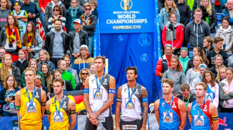 Jūliuss Tole (pirmais no kreisās) uz pasaules čempionāta pjedestāla. Foto: hamburg2019.fivb.com