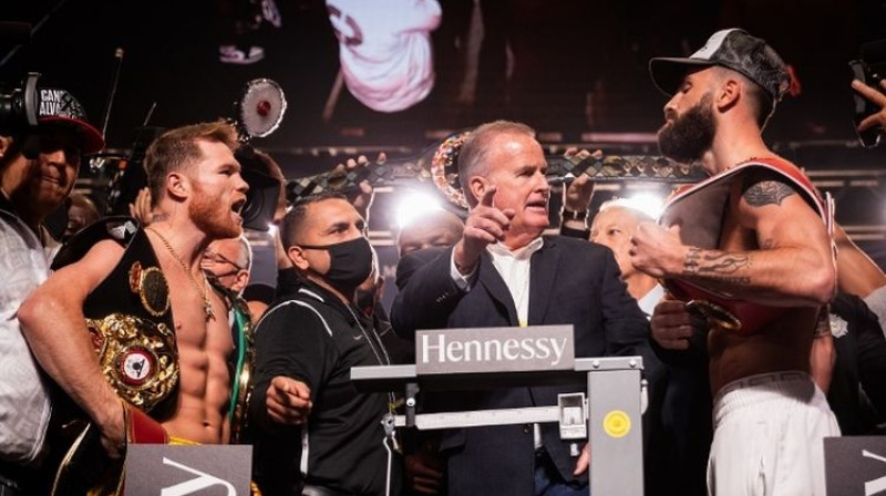 Kanelo pret Plāntu pēc svēršanās ceremonijas. Foto: BoxingScene