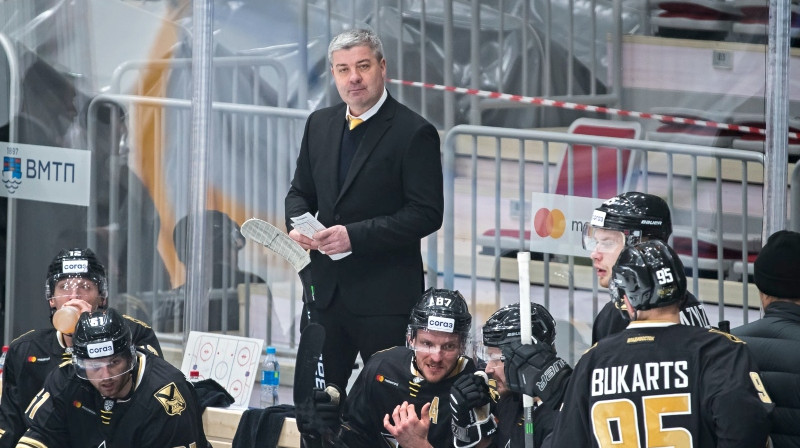 Leonīds Tambijevs debijas mačā KHL. Foto: hcadmiral.ru