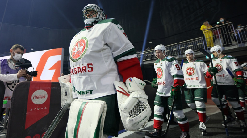 Vārtsargs Timurs Biļalovs un pārējie Kazaņas "Ak Bars" hokejisti dodas uz Dubaijas "Coca-Cola" arēnas ledus. Foto: KHL