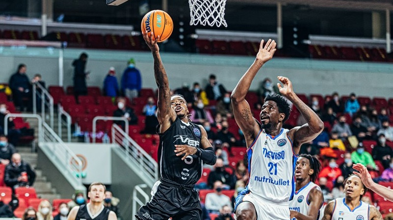 Džeilens Railijs pret Henriju Simsu. Foto: FIBA Champions League