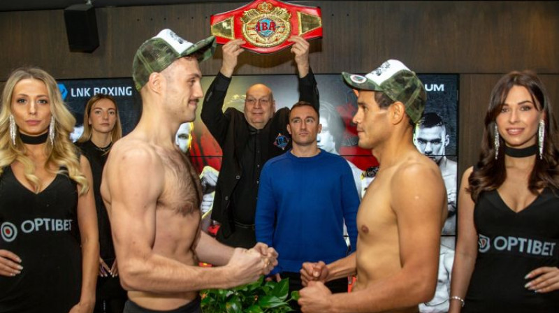 Ralfs Vilcāns un Ernans Peress svēršanās ceremonijā. Foto: Boriss Simsons/LNK Boxing