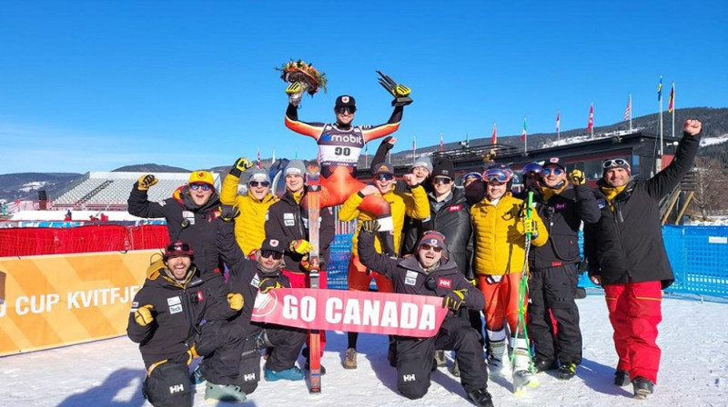 Kanādieši svin Kamerona Aleksandera uzvaru. Foto: Canada Alpine.