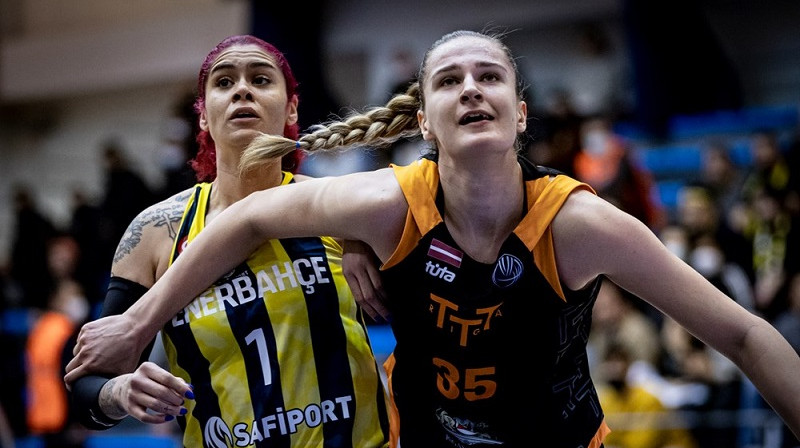 Daugile Šarauskaite un Amanda Zahui 2022. gada 8. martā. Foto: EuroLeague Women