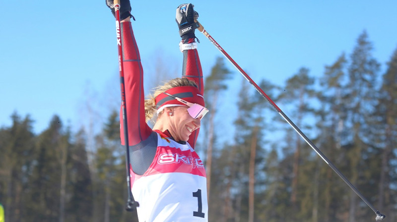 Kitija Auziņa līksmo par uzvaru. Foto: A.Veckalniņš/ski.lv