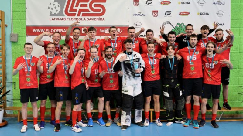 Komanda "Talsu NSS/Krauzers" ar izcīnījām vīriešu 2. līgas bronzas medaļām. Foto: Ritvars Raits, floorball.lv