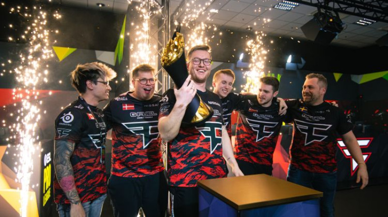 Faze komanda ar broky (otrais no labās). Foto: theMAKKU / HLTV