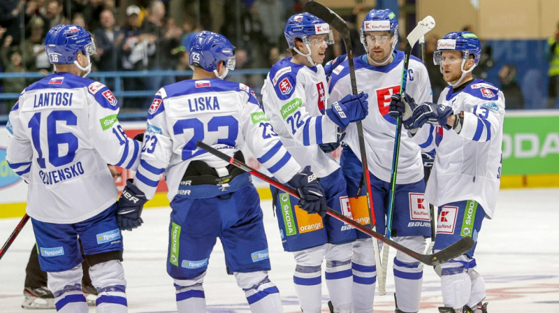 Slovākijas izlases hokejisti svin vārtu guvumu. Foto: Andrej Galica/SZLH