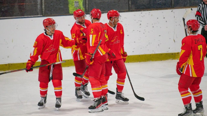 Ķīnas izlases hokejisti svin vārtu guvumu. Foto: Stjepan Čizmadija/IIHF