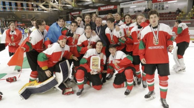 Ungārijas U18 izlases hokejisti pēc triumfa pasaules meistarsacīkšu 1B divīzijā. Foto: jegkorongszovetseg.hu