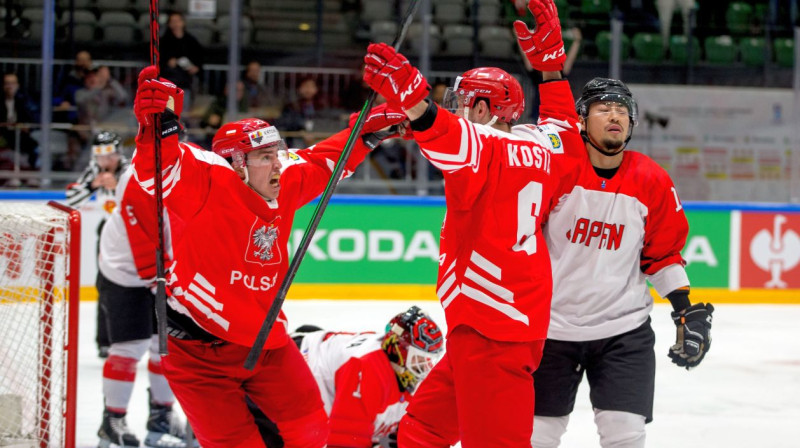 Polijas izlases hokejisti svin vārtu guvumu pret Japānu. Foto: IIHF