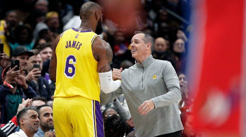 Frenks Vogels kopā ar ''Lakers'' zvaigzni Lebronu Džeimsu. Foto: AP/Scanpix