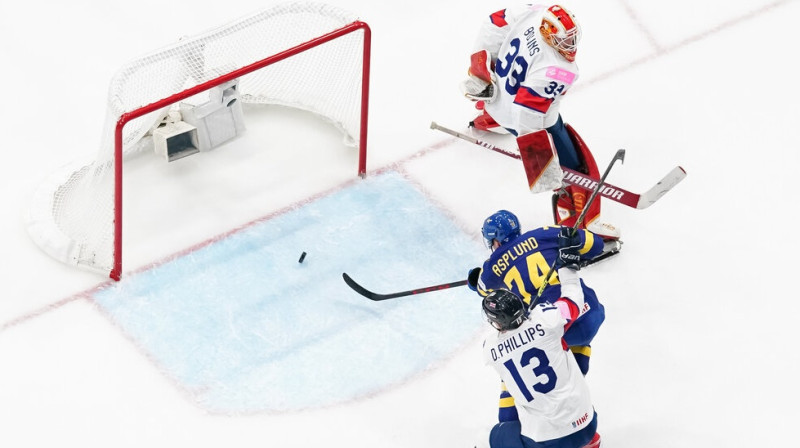 Rasmuss Asplunds gūst vārtus. Foto: IIHF