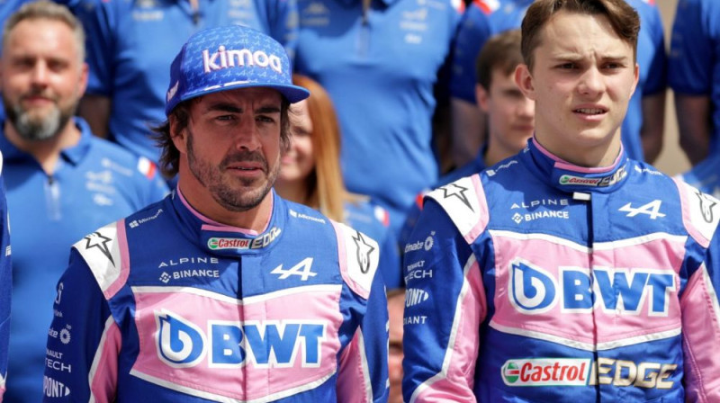 Fernando Alonso un Oskars Pjastri. Foto: Motorsport.com