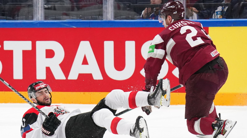 Kārlis Čukste cīņā ar Austrijas hokejistu. Foto: IIHF