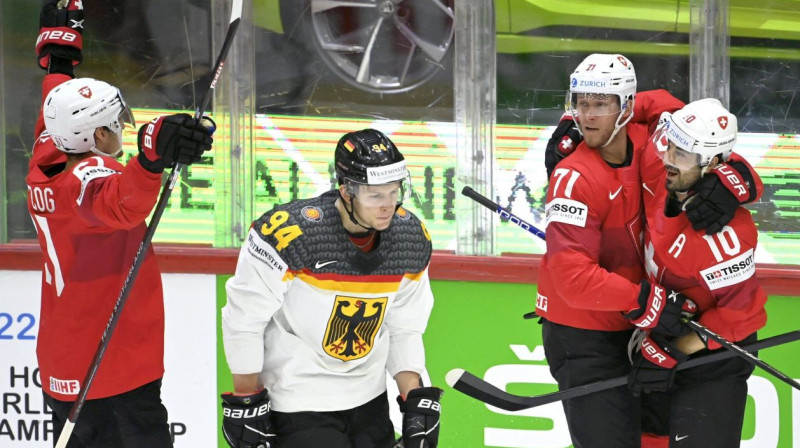 Šveices izlases hokejisti svin vārtu guvumu. Foto: Lehtikuva/Imago Images/Scanpix