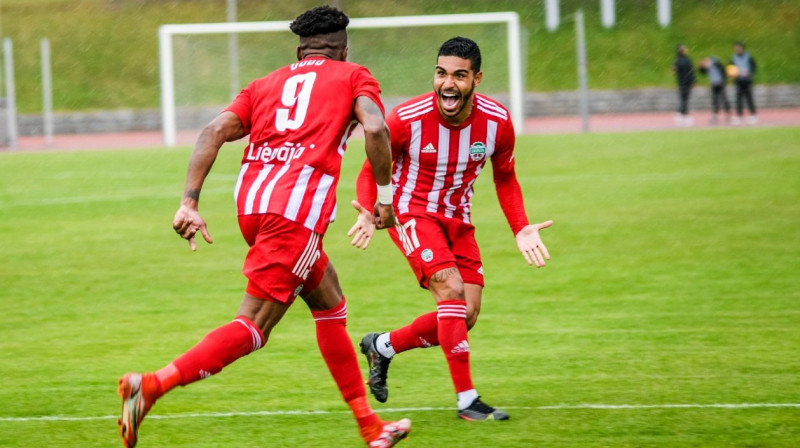 "Liepājas" brazīliešu futbolisti Lukass Villela un Dodo svin vārtu guvumu. Foto: FK Liepāja