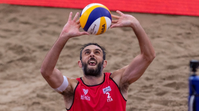 Paolo Nikolai (Itālija) ceļ Jūrmalas "Elite 16" posmā. Foto: Vadims Morozovs / Jurmala.Beachvolley