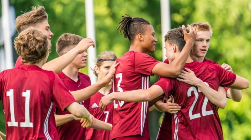 Latvijas U19 izlases futbolisti svin vārtu guvumu. Foto: LFF