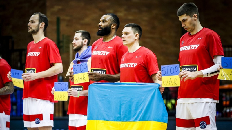 Deniss Lukašovs ar Ukrainas karogu. Foto: FIBA Champions League