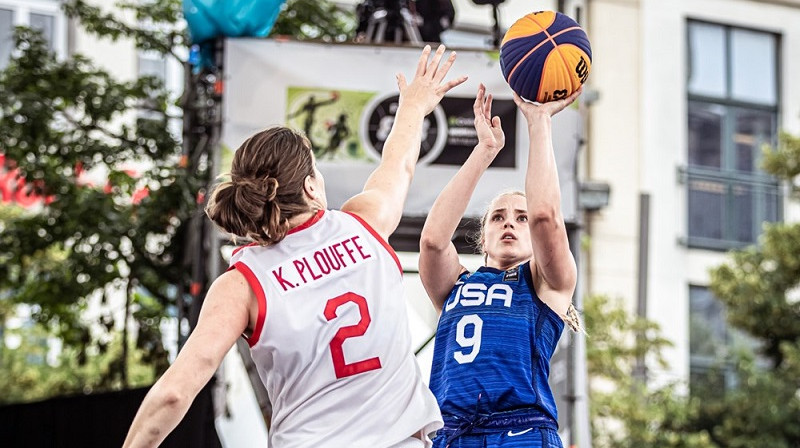 Ketrīna Plūfa un Heilija Van Lita 2022. gada 25. jūnijā Antverpenē. Foto: FIBA