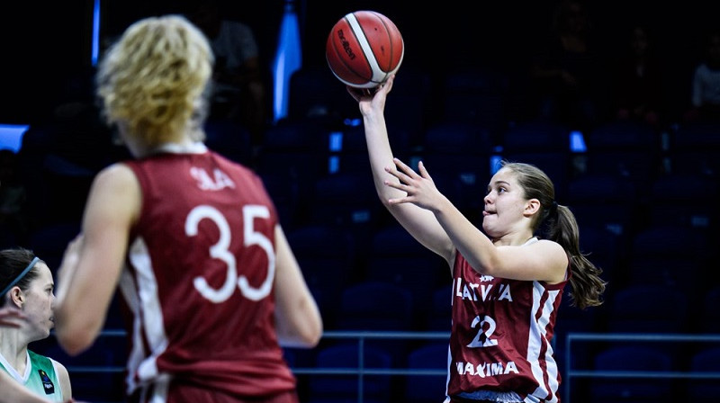 Luīze Sila un "Jelgavas Spanulis" Enija Ķīvīte. Foto: FIBA